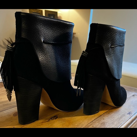 Sigerson Morrison Black Leather/Suede Fringe Booties with Metal Feathers Size 7 - Picture 9 of 11